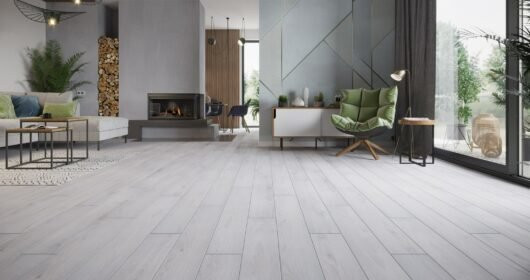 Jasna podłoga w salonie